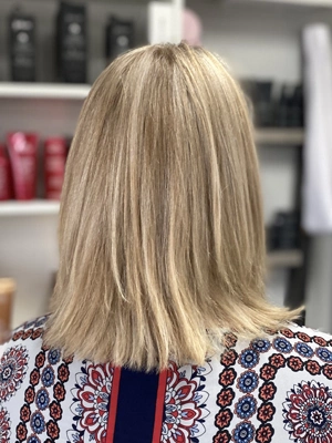Shoulder-length blonde by Chloe