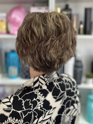 Short tousled cut in warm brunette by Chloe
