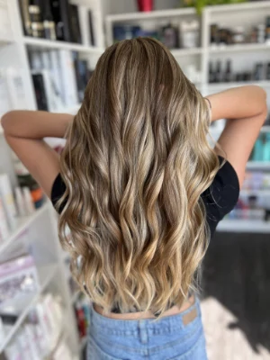 Long bronde hair with beachy waves by Madi