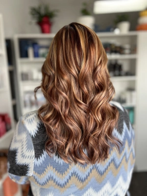 Warm copper hair with textured waves by Madi