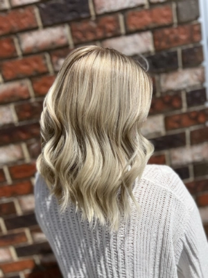 Shoulder-length blonde with textured waves by Madi